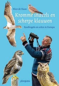 Omslag van boek Kromme snavels en scherpe klauwen: roofvogels en uilen in Europa; met daarop afgebeeld de auteur Nico de Haan en enkele roofvogels